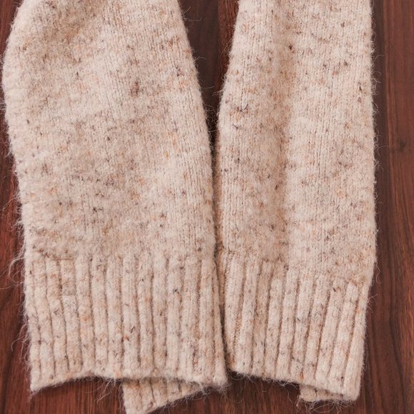 Universal Thread Scarf - Picture 2 of 3